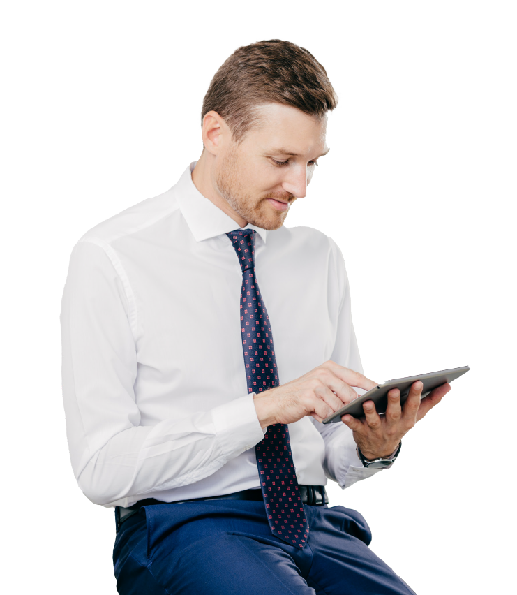 Una persona de camisa y corbata sentada interactuando con una tablet